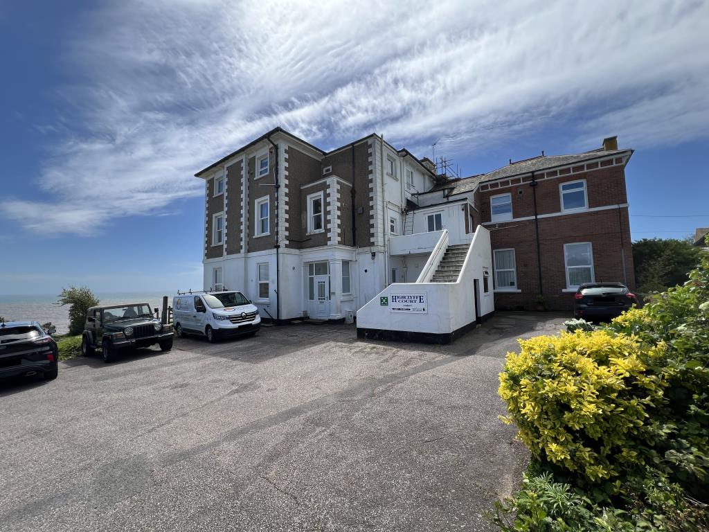Lot: 91 - GROUND FLOOR FLAT FOR UPDATING - General view of the whole of Highclyffe Court building